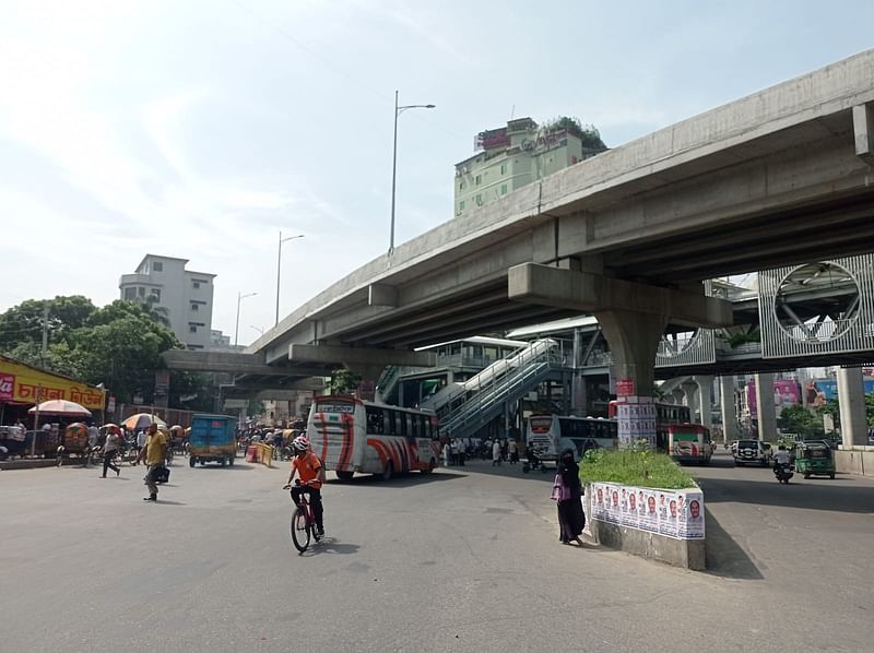 রাজধানীর ফার্মগেট এলাকায় বাস ছিল অপেক্ষাকৃত কম। আজ সকাল পৌনে ১০টার দিকে তোলা